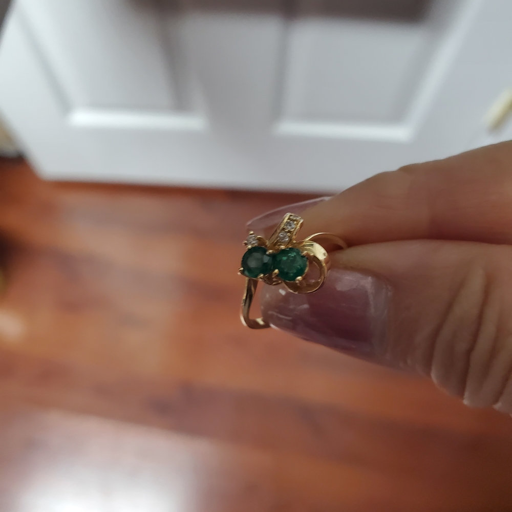 Elegant 14k Gold and Emerald Ring
